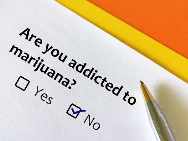 Person Svarar Frågor Marijuanamissbruk Personen Tänker Han Beroende Marijuana — Stockfoto