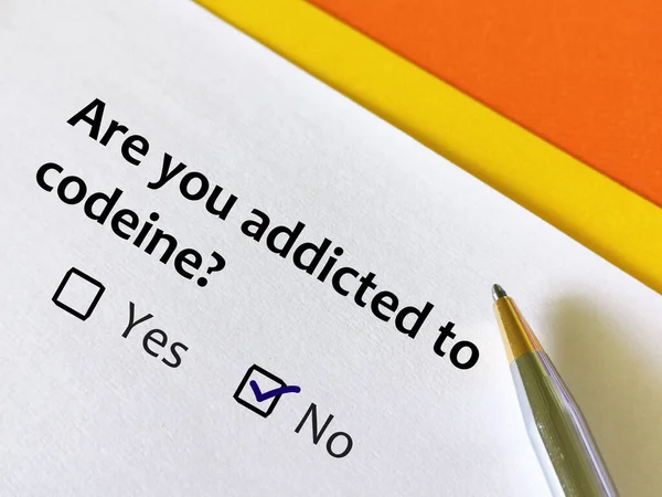 Bir kişi kodein bağımlılığı ile ilgili soruya cevap veriyor. Kodein bağımlısı olup olmadığını düşünüyor..