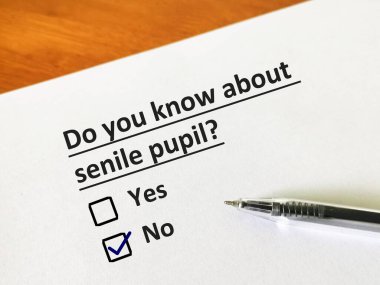 Bir kişi bunak öğrenciyle ilgili soruya cevap veriyor. O kişi bunu bilip bilmediğini düşünüyor..