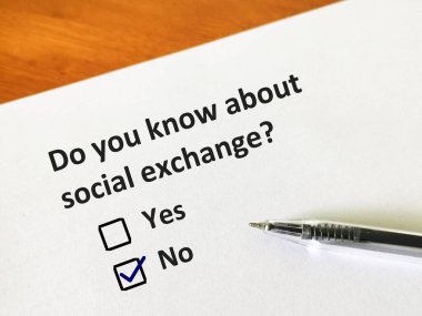 Bir kişi sosyal değişim ile ilgili soruya cevap veriyor. O kişi bunu bilip bilmediğini düşünüyor..