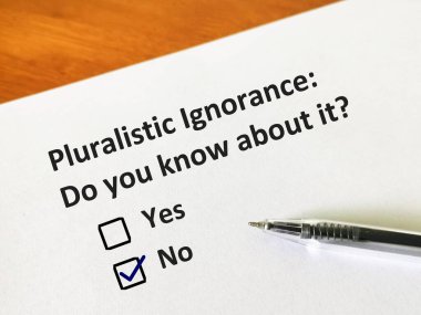 Bir kişi çoğulcu cehaletle ilgili soruya cevap veriyor. O kişi bunu bilip bilmediğini düşünüyor..