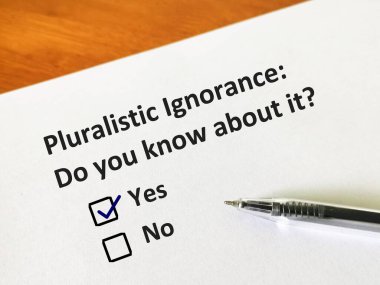 Bir kişi çoğulcu cehaletle ilgili soruya cevap veriyor. O kişi bunu bilip bilmediğini düşünüyor..