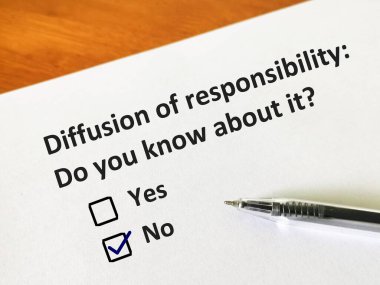 Bir kişi sorumluluğun yayılması ile ilgili soruya cevap veriyor. O kişi bunu bilip bilmediğini düşünüyor..