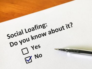 Bir kişi sosyal aylaklık ile ilgili soruya cevap veriyor. O kişi bunu bilip bilmediğini düşünüyor..