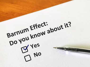 Bir kişi Barnum etkisi ile ilgili soruya cevap veriyor. O kişi bunu bilip bilmediğini düşünüyor..