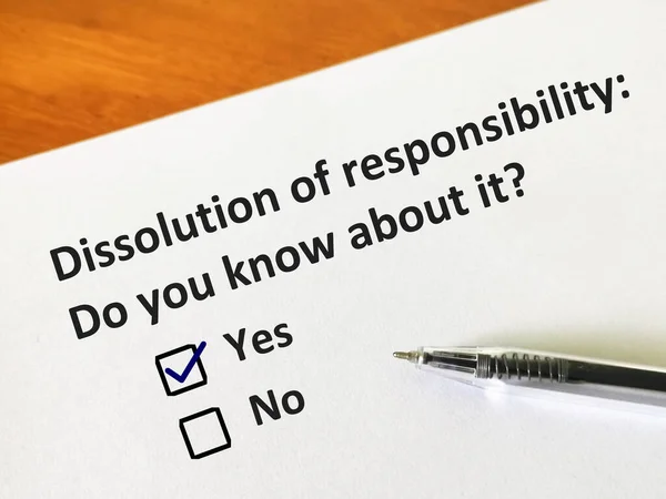 Egy Ember Válaszol Felelősség Feloldásával Kapcsolatos Kérdésre Illető Azt Gondolja — Stock Fotó