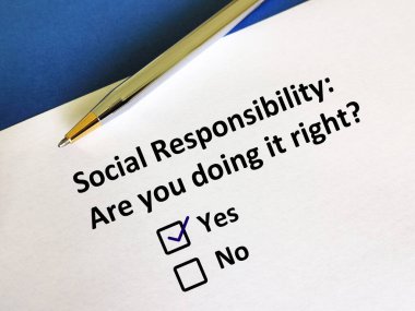 Bir kişi işle ilgili soruya cevap veriyor. Sosyal sorumluluğu bilip bilmediğini düşünüyor..