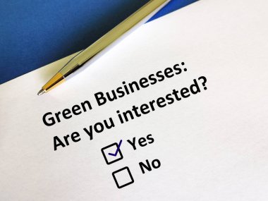 Bir kişi işle ilgili soruya cevap veriyor. Yeşil işletmelerle ilgilenip ilgilenmediğini düşünüyor..