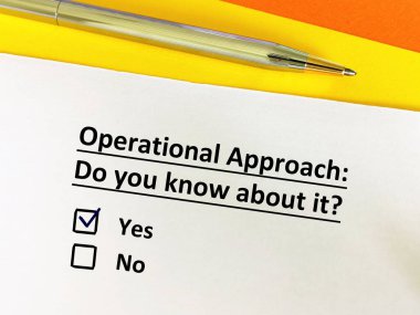 Bir kişi yaklaşımlarla ilgili soruya cevap veriyor. Operasyonel yaklaşımı bilen biri..