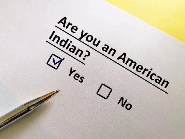Una Persona Está Respondiendo Pregunta Sobre Sus Razas Indio Americano — Foto de Stock