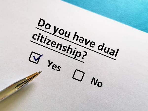 Jedna Osoba Odpovídá Otázku Týkající Občanství Osoba Dvojí Občanství — Stock fotografie