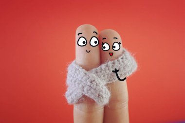 İki parmak iki kişi olarak süslenir. Onlar kışın bir eşarbı paylaşıyorlar. Birbirlerini seviyorlar..