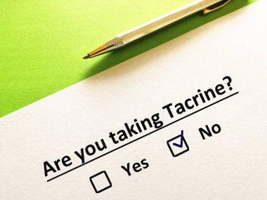 Bir kişi psikiyatrik tedaviyle ilgili soruya cevap veriyor. O kişi Tacrine 'i almaz..