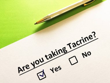 Bir kişi psikiyatrik tedaviyle ilgili soruya cevap veriyor. O kişi Tacrine 'i alıyor..