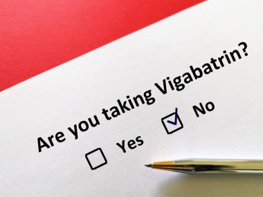 Bir kişi psikiyatrik tedaviyle ilgili soruya cevap veriyor. Bu kişi Vigabatrin almıyor.