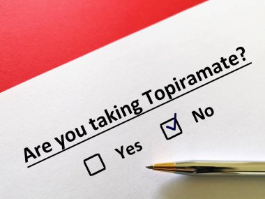 Bir kişi psikiyatrik tedaviyle ilgili soruya cevap veriyor. Kişi topimat almaz.