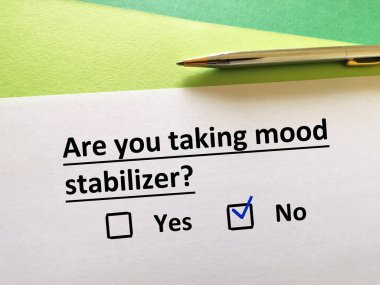 Bir kişi psikiyatrik tedaviyle ilgili soruya cevap veriyor. Kişinin ruh hali dengeleyicisi olmaz..