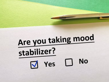 Bir kişi psikiyatrik tedaviyle ilgili soruya cevap veriyor. Kişinin ruh hali dengeleyici alıyor..