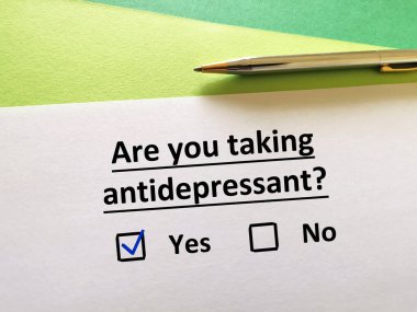 Bir kişi psikiyatrik tedaviyle ilgili soruya cevap veriyor. Kişi alıyor. 