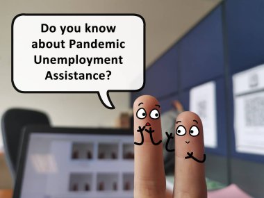 İki parmak iki kişi olarak süslenir. Pandemik işsizlik yardımını tartışıyorlar..