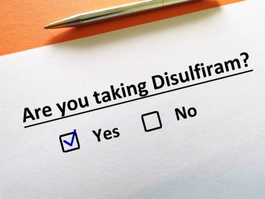 Bir kişi psikiyatrik tedaviyle ilgili soruya cevap veriyor. Kişi disülfiram alıyor.