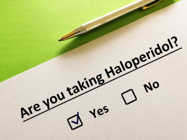 Bir kişi psikiyatrik tedaviyle ilgili soruya cevap veriyor. Haloperidol alıyor..