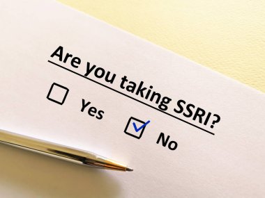 Bir kişi psikiyatrik tedaviyle ilgili soruya cevap veriyor. Bu kişi SSRI almıyor..