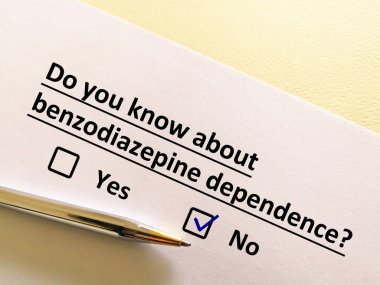 Bir kişi psikiyatrik tedaviyle ilgili soruya cevap veriyor. Kişinin benzodiazepin bağımlılığından haberi yok..