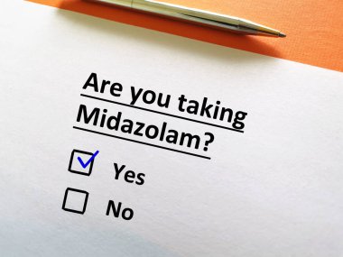 Bir kişi psikiyatrik tedaviyle ilgili soruya cevap veriyor. Midazolam alıyor..