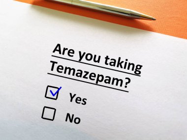 Bir kişi psikiyatrik tedaviyle ilgili soruya cevap veriyor. Kişi temazepam alıyor..