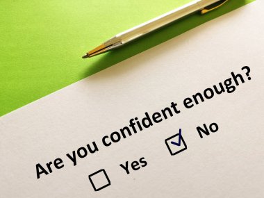 Bir kişi soruya cevap veriyor. Kendine yeterince güvendiğini düşünüyor..