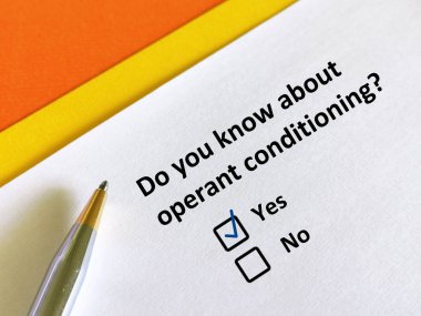 Bir kişi soruya cevap veriyor. İşlevsel koşullanma hakkında bilgisi var..