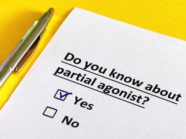 Bir kişi soruya cevap veriyor. Kısmi agonisti biliyor..