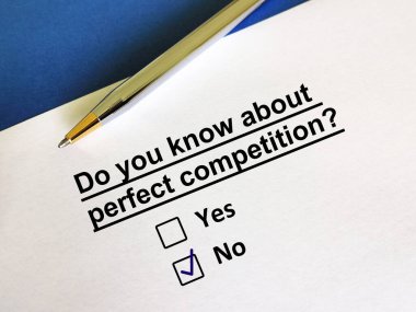 Bir kişi soruya cevap veriyor. Mükemmel rekabetten haberi yok..