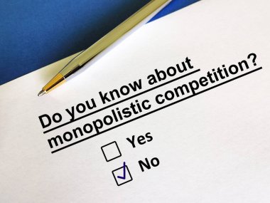 Bir kişi tekelci rekabetle ilgili soruya cevap veriyor. Onun bundan haberi yok..