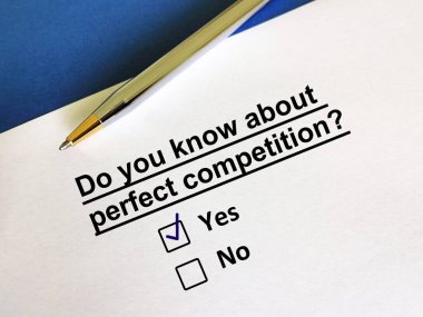 Bir kişi soruya cevap veriyor. Mükemmel rekabeti biliyor..