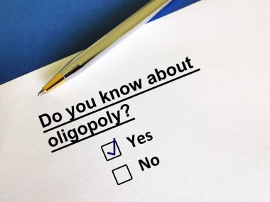 Bir kişi soruya cevap veriyor. Oligopoli 'yi biliyor..