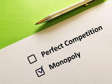 Bir kişi soruya cevap veriyor. Monopoly 'i biliyor..