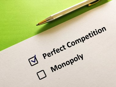 Bir kişi soruya cevap veriyor. Mükemmel rekabeti seçiyor..