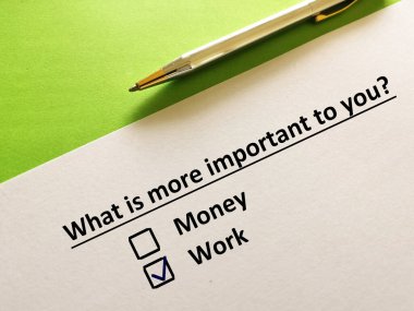 Bir kişi soruya cevap veriyor. Çalışmanın daha önemli olduğunu düşünüyor..