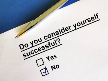 Bir kişi soruya cevap veriyor. Kendini başarılı biri olarak görmüyor..