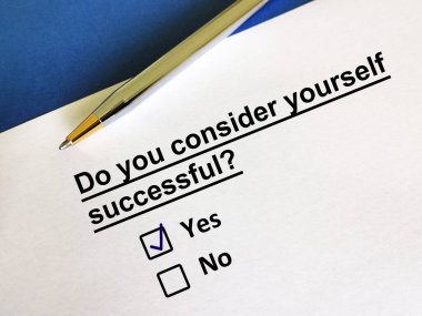 Bir kişi soruya cevap veriyor. Kendini başarılı olarak görüyor..