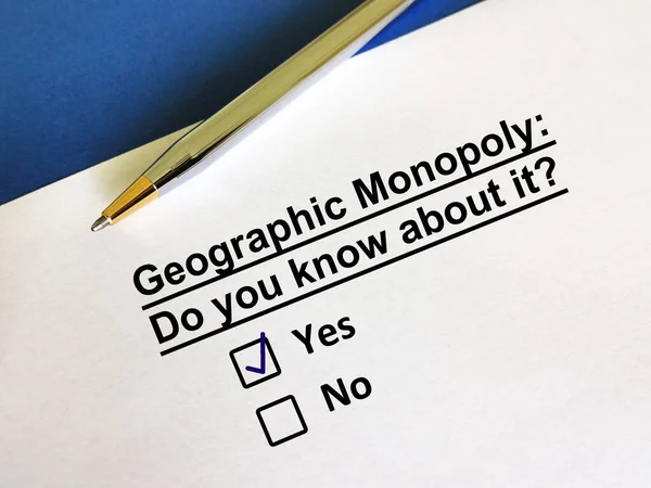 Una Persona Está Respondiendo Pregunta Conoce Monopolio Geográfico — Foto de Stock