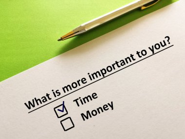 Bir kişi soruya cevap veriyor. Zamanın daha önemli olduğunu düşünüyor..