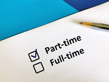 Bir kişi soruya cevap veriyor. Yarı zamanlı olmayı seçiyor..