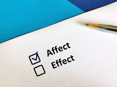 Bir kişi soruya cevap veriyor. Etki seçeneğini seçiyor..