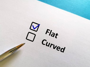 Bir kişi soruya cevap veriyor. Düz ekranı seçiyor..