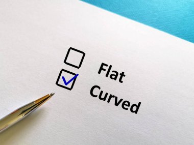 Bir kişi soruya cevap veriyor. Eğri ekranı seçer.