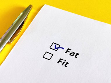 Bir kişi soruya cevap veriyor. Yağ seçeneğini seçiyor.