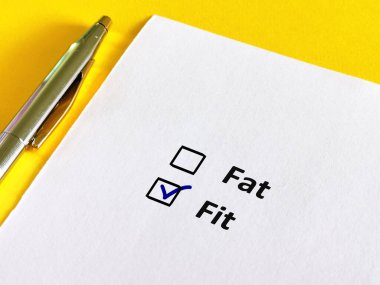 Bir kişi soruya cevap veriyor. Uygun bir seçenek seçiyor.